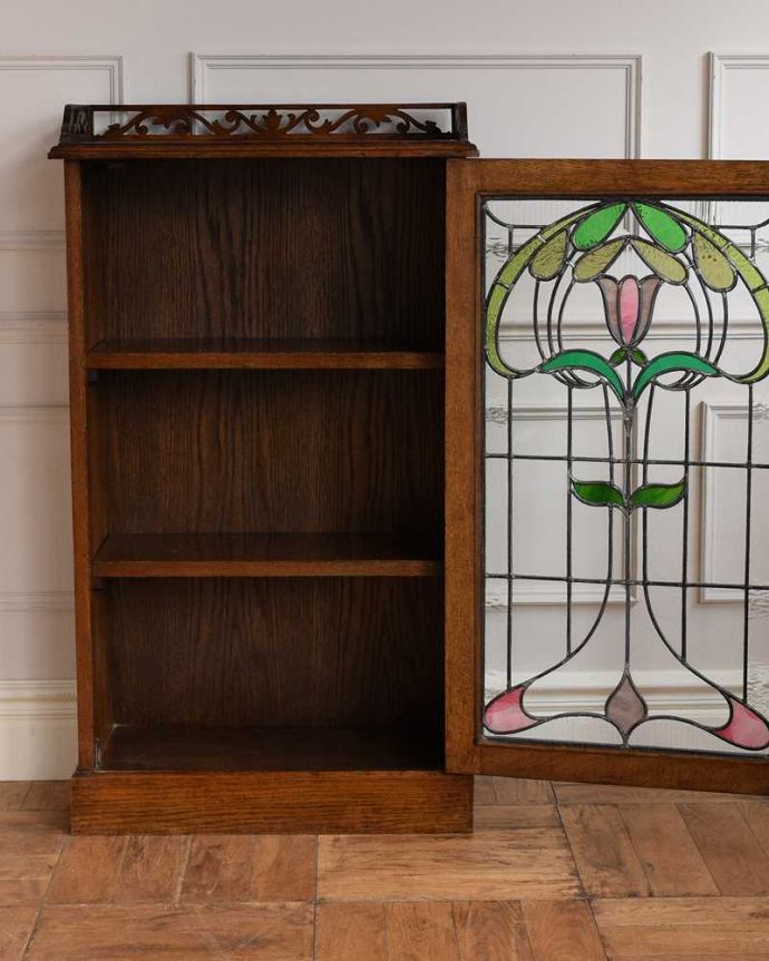 アンティークのキャビネット　アンティーク家具　美しいお花のステンドグラスの扉、英国アンティーク家具のブックケース（本棚） 。扉を開けた内側はこんな感じですキャビネットの中も職人がしっかり修復したのでキレイです。(q-1666-f)