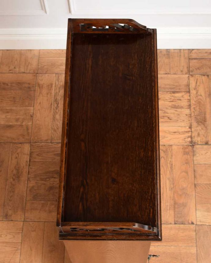 アンティークのキャビネット　アンティーク家具　美しいお花のステンドグラスの扉、英国アンティーク家具のブックケース（本棚） 。天板もキレイに仕上げました。(q-1666-f)