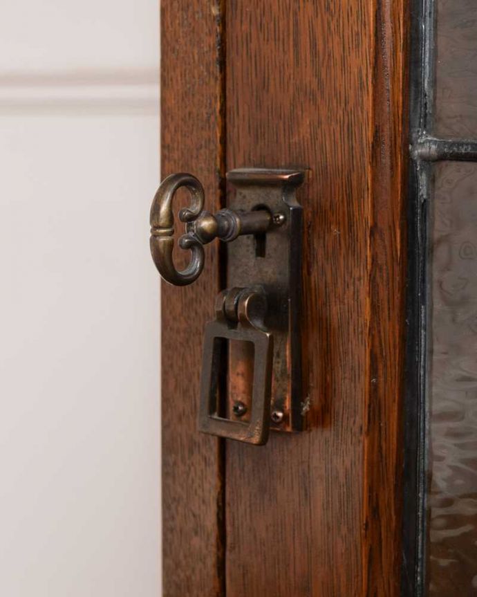 アンティークのキャビネット　アンティーク家具　美しいお花のステンドグラスの扉、英国アンティーク家具のブックケース（本棚） 。大切なものも収納出来ますおとぎ話に出てくるような可愛いアンティークの鍵が付いています。(q-1666-f)