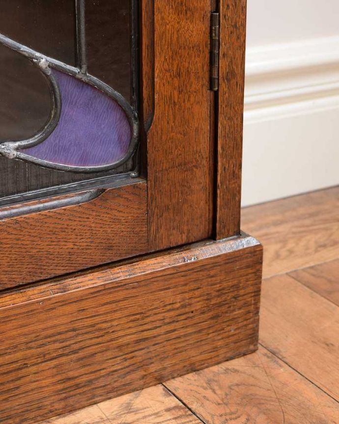 アンティークのキャビネット　アンティーク家具　美しいお花のステンドグラスの扉、英国アンティーク家具のブックケース（本棚） 。女性１人でもラクに運べちゃうヒミツHandleのアンティークは、脚の裏にフェルトキーパーをお付けしているので、床を滑らせれば女性でも移動がカンタンに出来ます！ご安心下さい。(q-1666-f)