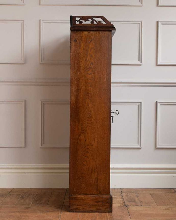 アンティークのキャビネット　アンティーク家具　美しいお花のステンドグラスの扉、英国アンティーク家具のブックケース（本棚） 。横から見てもステキもちろん横もキレイに修復していますので、横顔だって美しいんです。(q-1666-f)