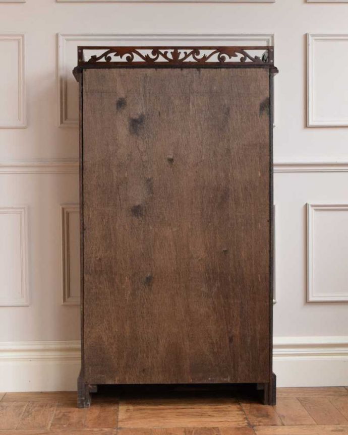 アンティークのキャビネット　アンティーク家具　美しいお花のステンドグラスの扉、英国アンティーク家具のブックケース（本棚） 。後ろ姿もキレイです。(q-1666-f)