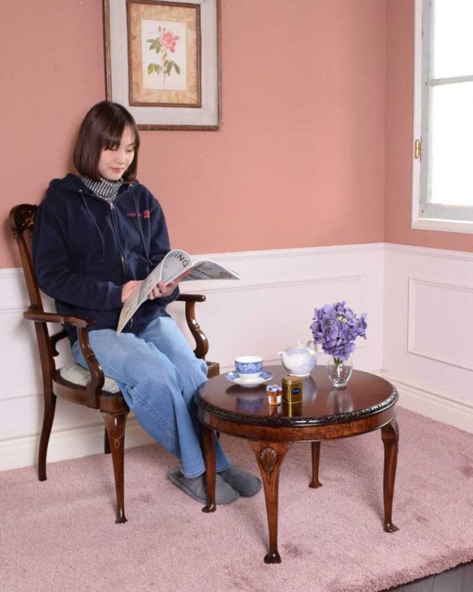 アンティークのテーブル アンティーク家具 持ち運びができる小さな英国のアンティーク家具、木目が優雅なコーヒーテーブル。優雅な時間が過ごせる英国スタイルのコーヒーテーブルどんな場所に置いても美しいデザインでみんなを魅了する英国アンティーク。(q-1667-f)