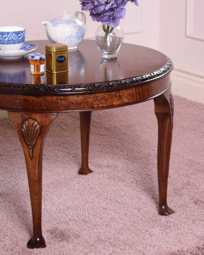 アンティークのテーブル アンティーク家具 持ち運びができる小さな英国のアンティーク家具、木目が優雅なコーヒーテーブル。英国らしいデザインのうつくしさにうっとり・・・脚のデザインだけ見ても、アンティークらしさが感じられるんです。(q-1667-f)