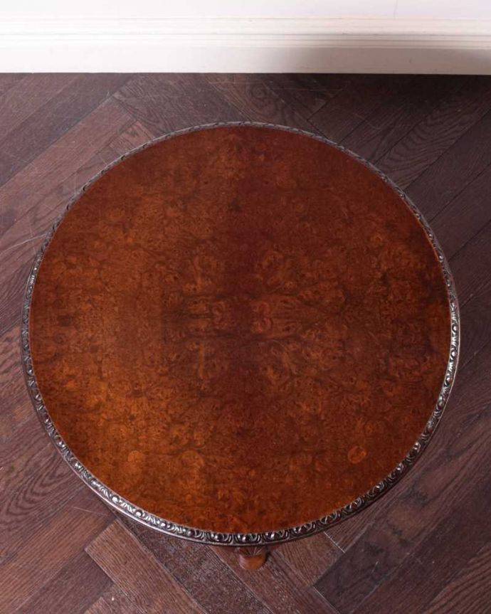アンティークのテーブル アンティーク家具 持ち運びができる小さな英国のアンティーク家具、木目が優雅なコーヒーテーブル。天板を上から見ると・・・コーヒーテーブルの天板は毎日使う場所だから専門の職人がしっかり修復しました。(q-1667-f)