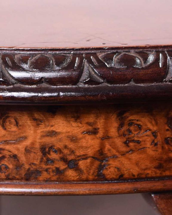 アンティークのテーブル アンティーク家具 持ち運びができる小さな英国のアンティーク家具、木目が優雅なコーヒーテーブル。惚れ惚れしちゃう美しさこんなに堅い無垢材に一体どうやって彫ったんだろう?と不思議になるくらい細かい彫にうっとりです。(q-1667-f)