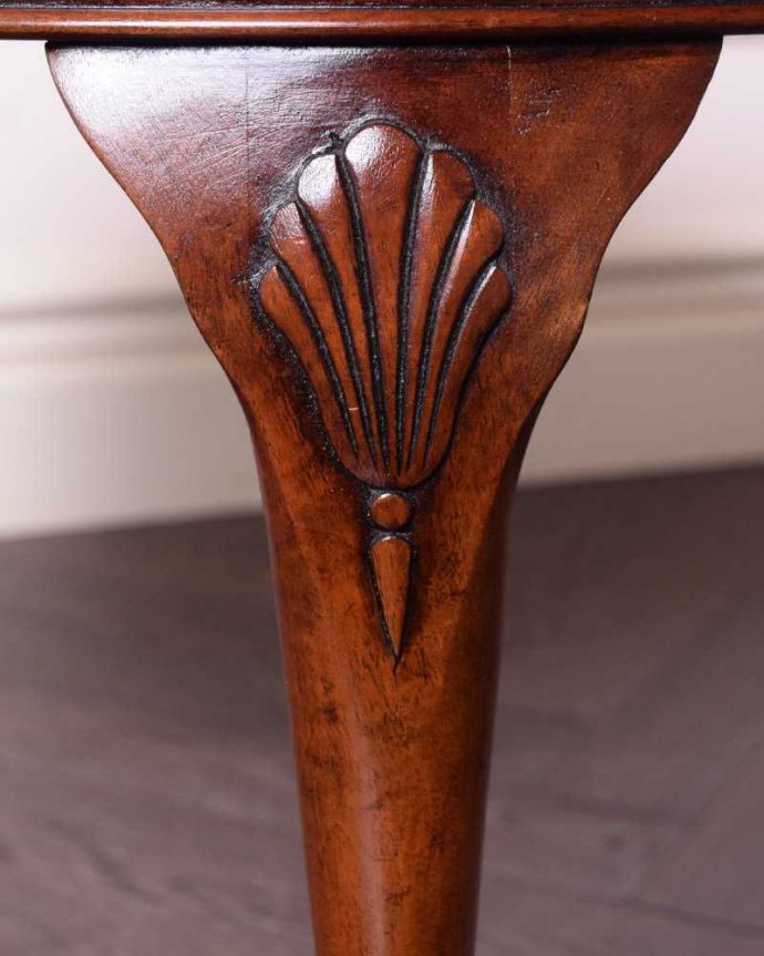 アンティークのテーブル アンティーク家具 持ち運びができる小さな英国のアンティーク家具、木目が優雅なコーヒーテーブル。うっとりする美しさアンティークだから手に入る美しい彫。(q-1667-f)