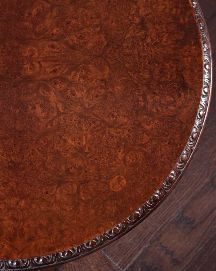 アンティークのテーブル アンティーク家具 持ち運びができる小さな英国のアンティーク家具、木目が優雅なコーヒーテーブル。近づいて見てみると・・・アンティークはもちろん新品ではないので小さなキズや汚れはありますが、キレイにお直ししたので満足して頂ける自信があります!。(q-1667-f)