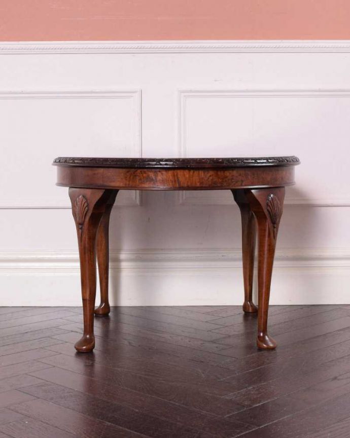 アンティークのテーブル アンティーク家具 持ち運びができる小さな英国のアンティーク家具、木目が優雅なコーヒーテーブル。横から見た姿もステキ横から見るとこんな感じ。(q-1667-f)