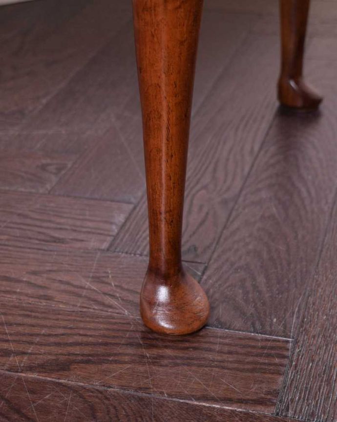 アンティークのテーブル アンティーク家具 持ち運びができる小さな英国のアンティーク家具、木目が優雅なコーヒーテーブル。持ち上げなくても移動できます!Handleのアンティークは、脚の裏にフェルトキーパーをお付けしていますので、床を滑らせてれば移動が簡単です。(q-1667-f)