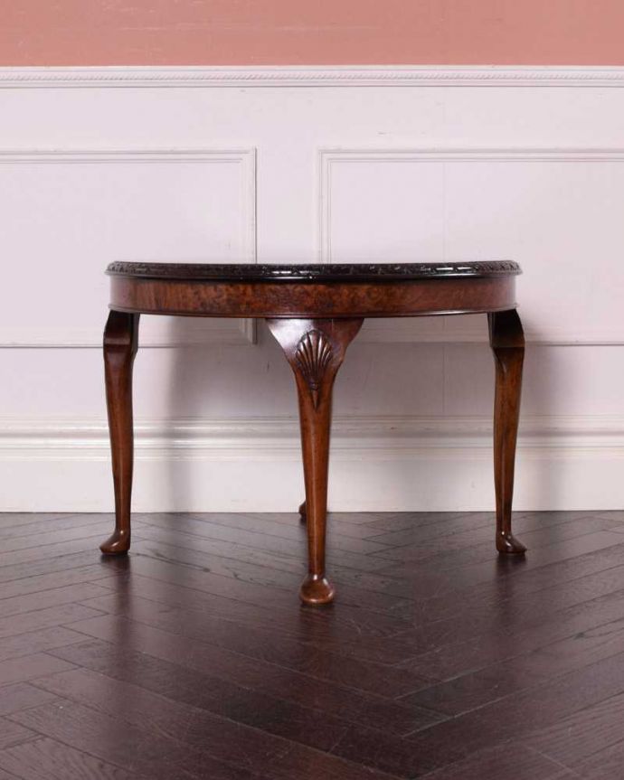 アンティークのテーブル アンティーク家具 持ち運びができる小さな英国のアンティーク家具、木目が優雅なコーヒーテーブル。クルッと回転360度どこから見ても美しく仕上げてあるので、いろんな場所から見て楽しんで下さい。(q-1667-f)