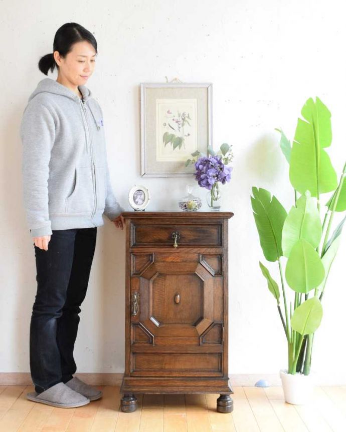 アンティークのキャビネット アンティーク家具 アンティークの英国家具、彫りがカッコイイ小さなカップボード。引き出しと扉、両方の収納が付いた便利な家具もともとベッドサイドに置いてカップ&ソーサーを収納するために作られたカップボードチェスト。(q-1668-f)