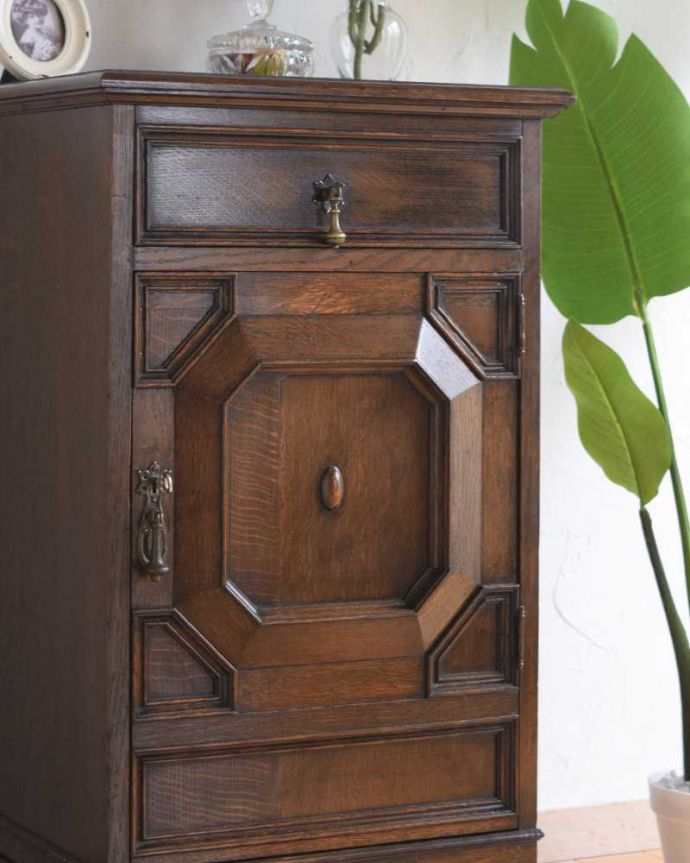 アンティークのキャビネット アンティーク家具 アンティークの英国家具、彫りがカッコイイ小さなカップボード。アンティーク家具だから手に入る木目落ち着きがあって優しい印象を与えてくれる美しい木目は、現代では手に入れることが出来ません。(q-1668-f)