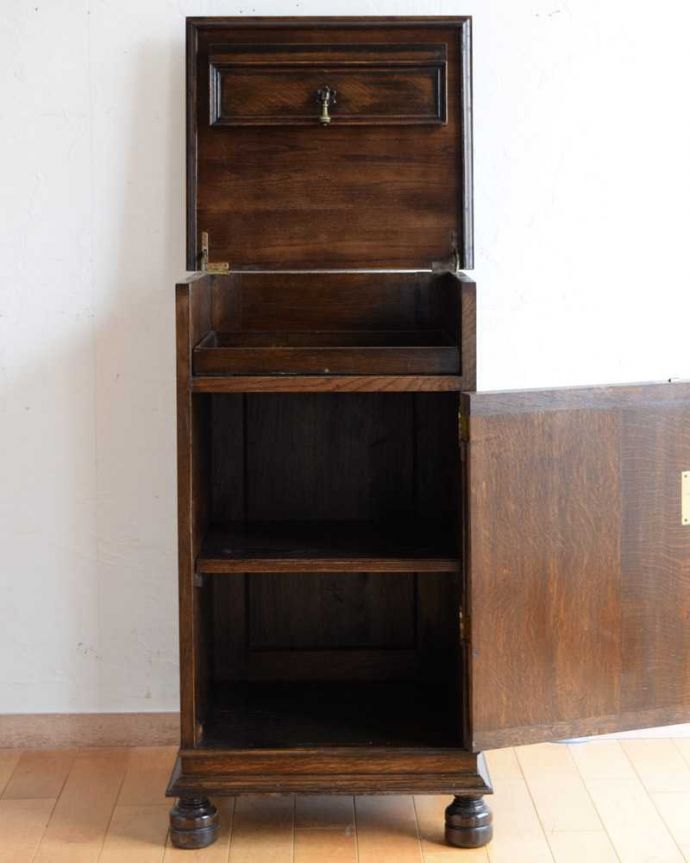 アンティークのキャビネット アンティーク家具 アンティークの英国家具、彫りがカッコイイ小さなカップボード。扉の中はこんな感じ修復しましたもともとカップボードとして使われていた家具の扉の中を開けると棚の収納になっています。(q-1668-f)