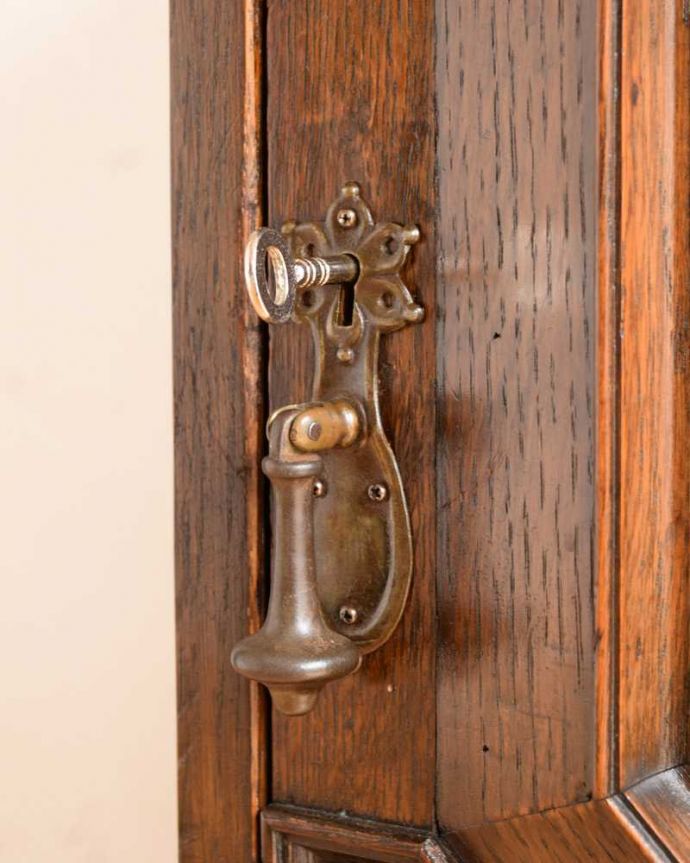 アンティークのキャビネット アンティーク家具 アンティークの英国家具、彫りがカッコイイ小さなカップボード。大切なものも収納出来ますおとぎ話に出てくるような可愛いアンティークの鍵が付いています。(q-1668-f)