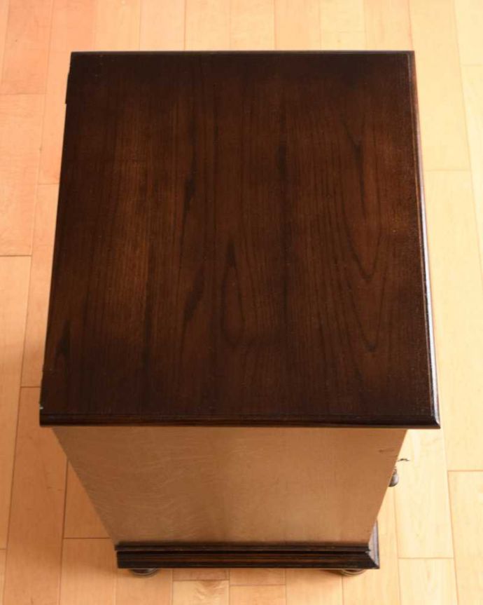 アンティークのキャビネット アンティーク家具 アンティークの英国家具、彫りがカッコイイ小さなカップボード。天板にモノを置いても使えます。(q-1668-f)