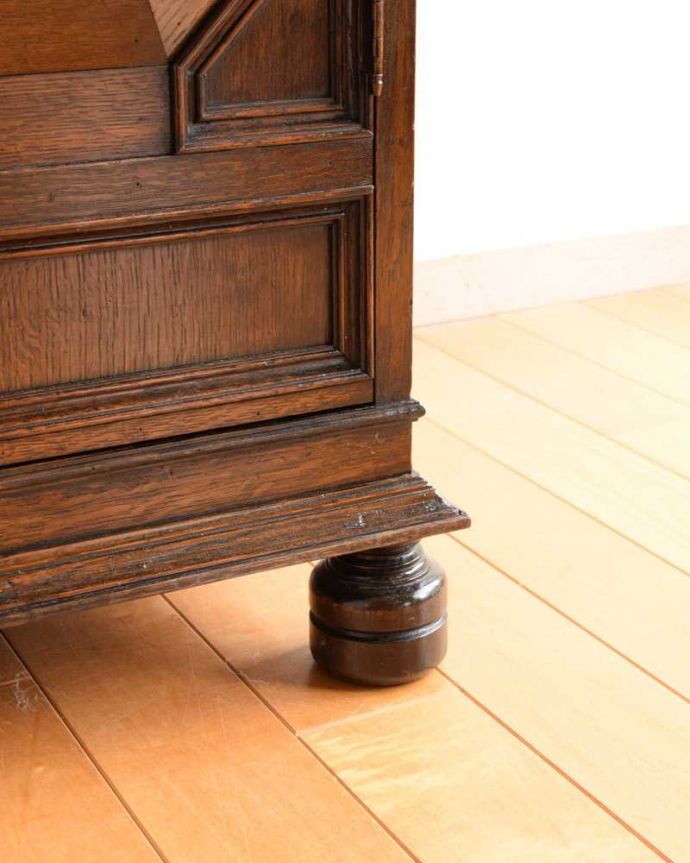 アンティークのキャビネット アンティーク家具 アンティークの英国家具、彫りがカッコイイ小さなカップボード。女性1人でラクラク運べちゃうんですHandleのアンティークは、脚の裏にフェルトキーパーをお付けしています。(q-1668-f)