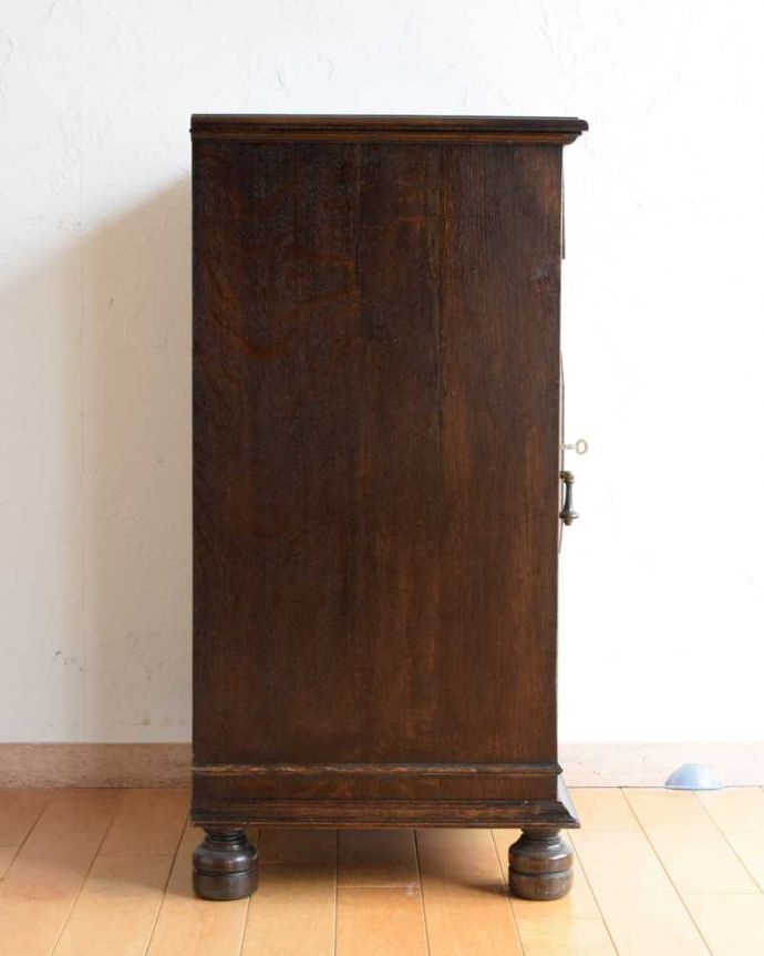 アンティークのキャビネット アンティーク家具 アンティークの英国家具、彫りがカッコイイ小さなカップボード。横から見てもステキなんです。(q-1668-f)