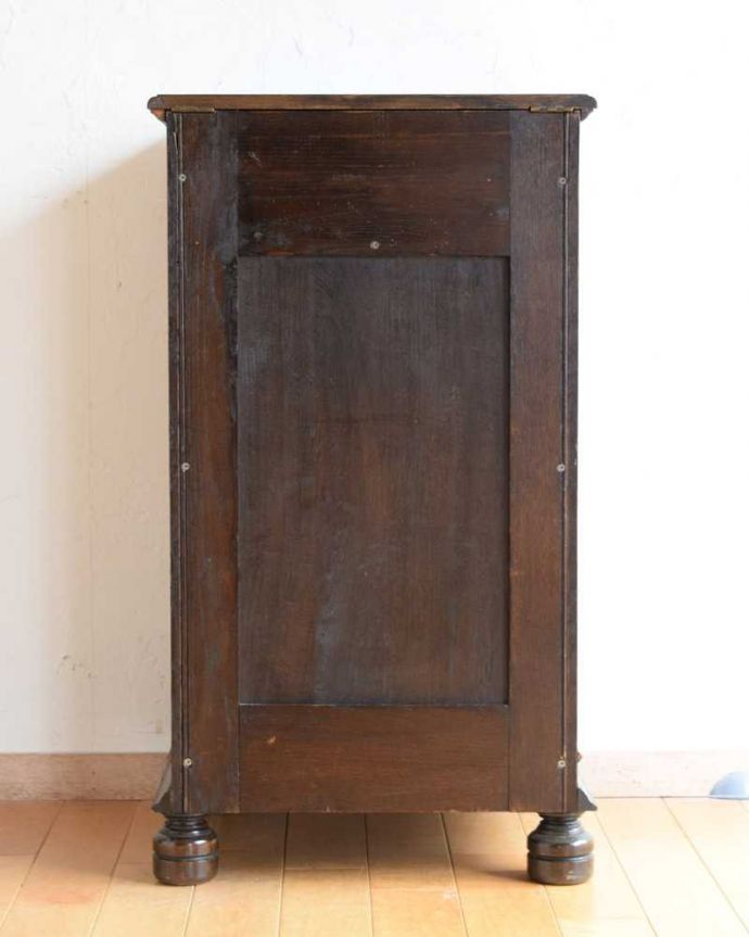 アンティークのキャビネット アンティーク家具 アンティークの英国家具、彫りがカッコイイ小さなカップボード。後ろ姿にも自信がありますアンティークは新品ではないので経年変化によるキズはありますが、専門の職人が修復したので後ろ姿までキレイです。(q-1668-f)