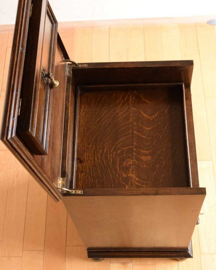 アンティークのキャビネット アンティーク家具 アンティークの英国家具、彫りがカッコイイ小さなカップボード。上の天板を持ち上げると・・・天板が開くようになっています。(q-1668-f)