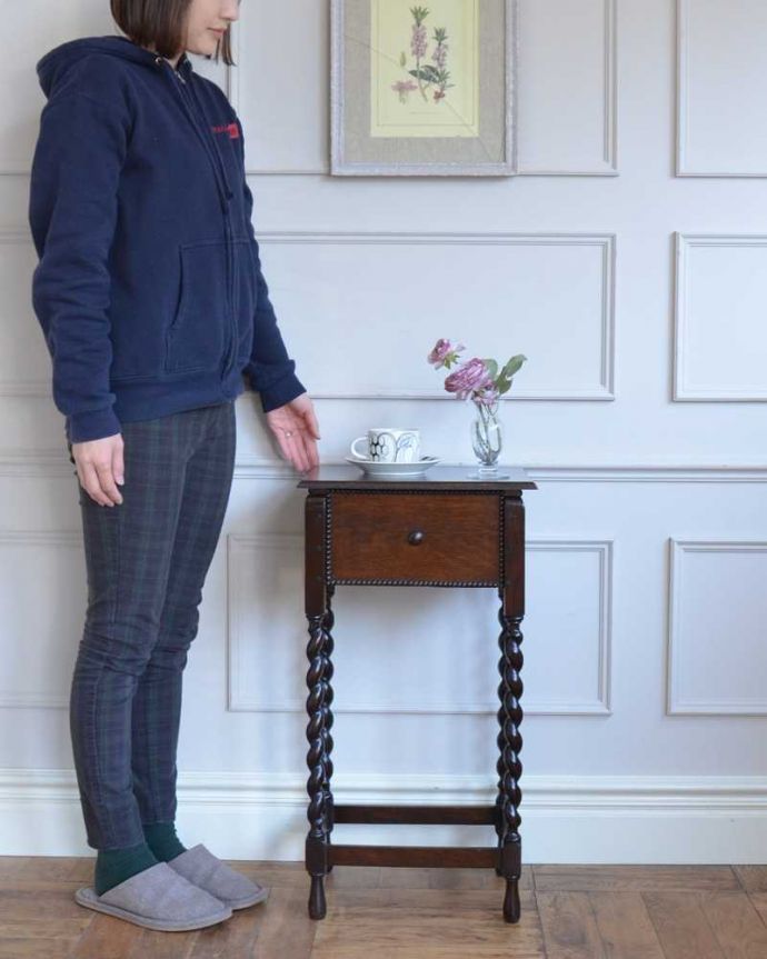 ソーイングボックス アンティーク家具 英国の輸入の便利なアンティーク家具、ツイスト脚がキレイなソーイングボックス。女性のためのお裁縫箱今も昔も、女性だったら必ず持っているアンティークのソーイングボックス。(q-1669-f)