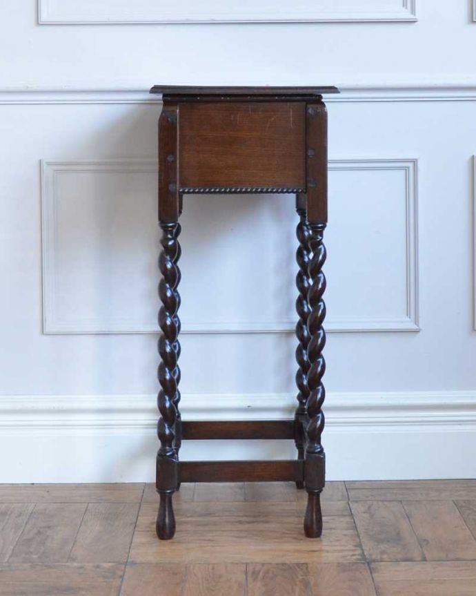 ソーイングボックス アンティーク家具 英国の輸入の便利なアンティーク家具、ツイスト脚がキレイなソーイングボックス。クルッと回転。(q-1669-f)