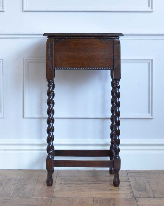 ソーイングボックス アンティーク家具 英国の輸入の便利なアンティーク家具、ツイスト脚がキレイなソーイングボックス。後ろ姿にも自信がありますアンティークは新品ではないので経年変化によるキズはありますが、専門の職人がしっかり修復したので、後ろから見てもキレイです。(q-1669-f)