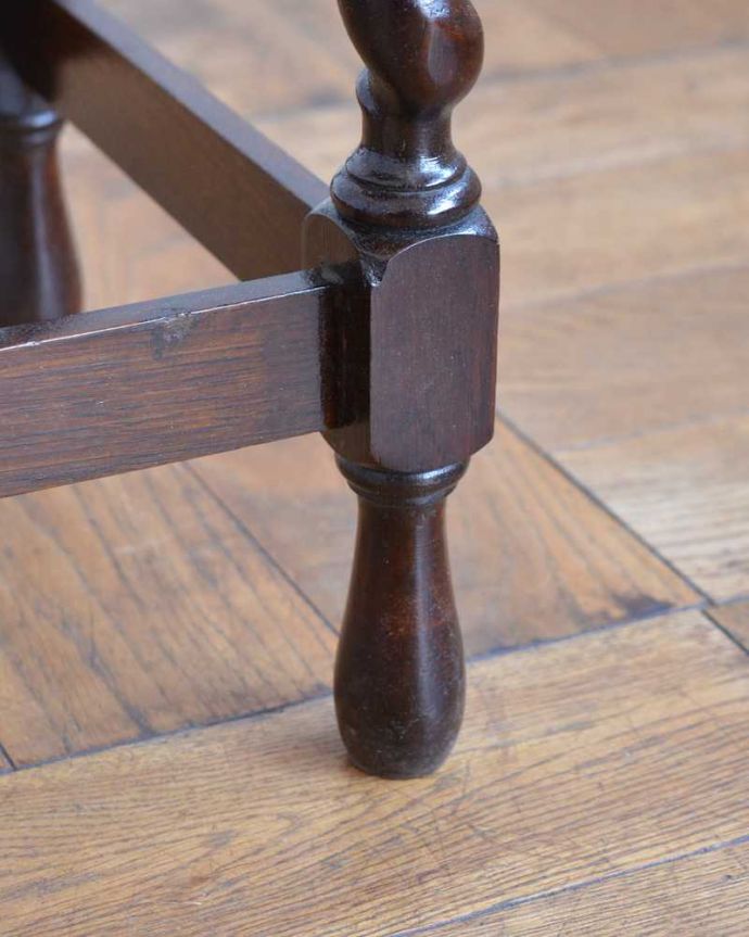 ソーイングボックス アンティーク家具 英国の輸入の便利なアンティーク家具、ツイスト脚がキレイなソーイングボックス。持ち上げなくても大丈夫!Handleのアンティークは、脚の裏にフェルトキーパーをお付けしています。(q-1669-f)