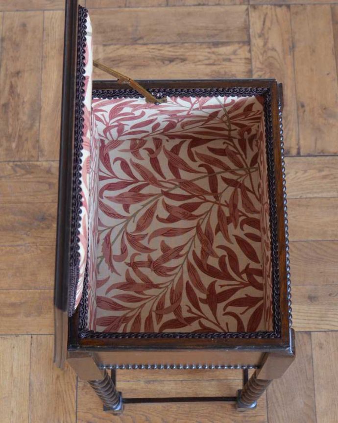 ソーイングボックス アンティーク家具 英国の輸入の便利なアンティーク家具、ツイスト脚がキレイなソーイングボックス。天板を持ち上げると・・・中は収納ボックスになっています。(q-1669-f)