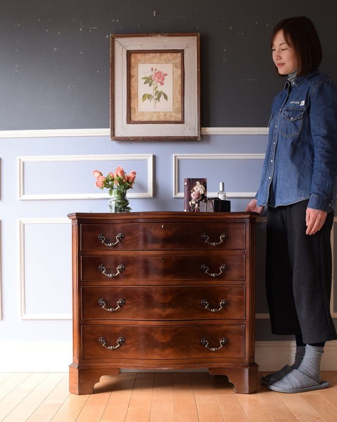 アンティークのチェスト　アンティーク家具　英国で出会った美しいアンティーク家具、チェストオブドロワーズ（4段）。大人の雰囲気漂う人気の英国チェストシンプルなデザインだからこそ木目の美しさが際立つチェスト。(q-1670-f)