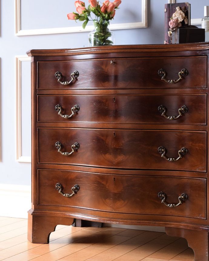 アンティークのチェスト　アンティーク家具　英国で出会った美しいアンティーク家具、チェストオブドロワーズ（4段）。アンティークだから手に入る質の良さ現代では手に入れることが出来ない質のいい素材が使われているのもアンティーク家具の特長。(q-1670-f)