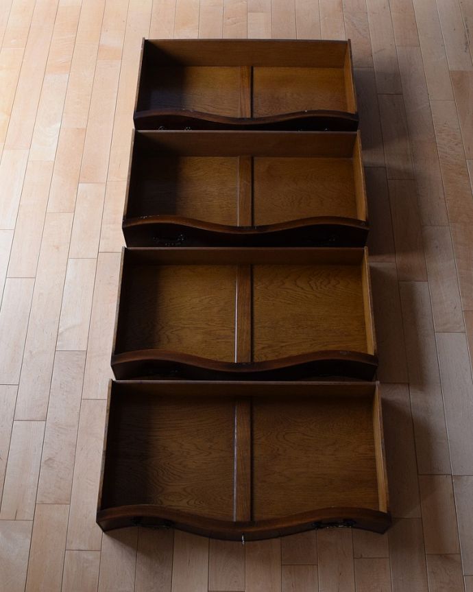 アンティークのチェスト　アンティーク家具　英国で出会った美しいアンティーク家具、チェストオブドロワーズ（4段）。引き出しの中もキレイに修復しましたお洋服を入れてもいいように、引き出しの中も専門の職人が時間をかけてしっかり修復しました。(q-1670-f)