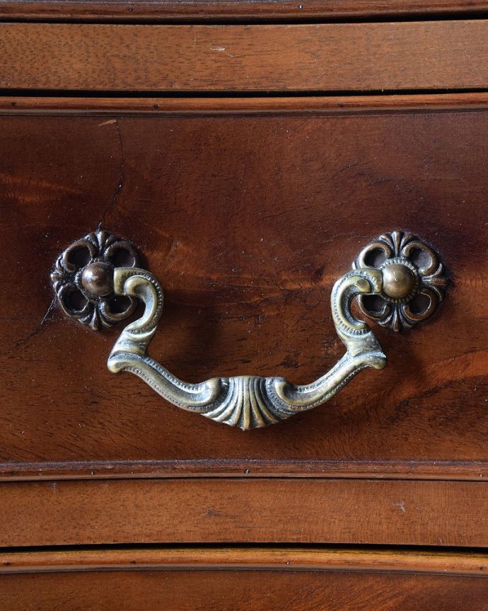 アンティークのチェスト　アンティーク家具　英国で出会った美しいアンティーク家具、チェストオブドロワーズ（4段）。アンティークらしい取っ手アンティーク家具は取っ手のデザインまで、なんだか高級感があるんですよね。(q-1670-f)