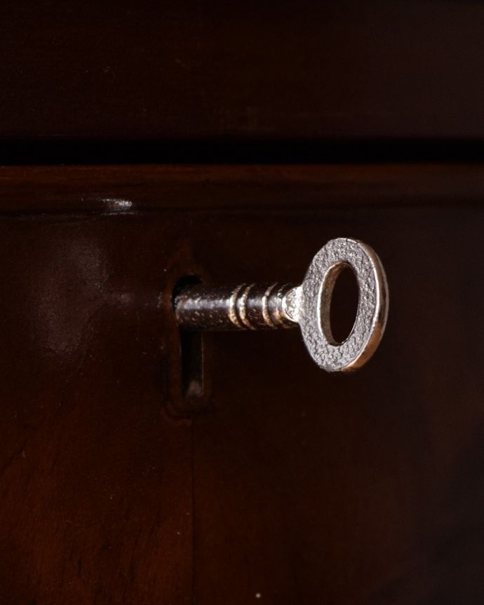 アンティークのチェスト　アンティーク家具　英国で出会った美しいアンティーク家具、チェストオブドロワーズ（4段）。大切なものも安心です引き出しにカギが付いているので、大切なものも収納することが出来ます。(q-1670-f)