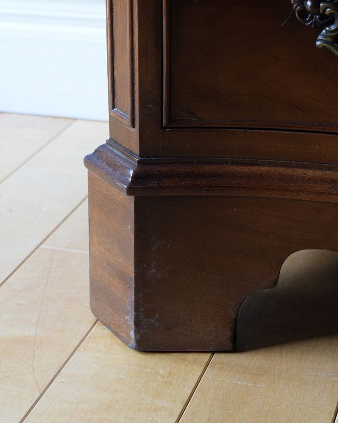 アンティークのチェスト　アンティーク家具　英国で出会った美しいアンティーク家具、チェストオブドロワーズ（4段）。女性1人でラクラク運べちゃう仕掛けHandleのアンティークは、脚の裏にフェルトキーパーをお付けしています。(q-1670-f)