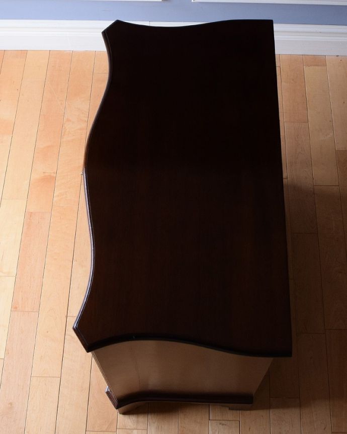 アンティークのチェスト　アンティーク家具　英国で出会った美しいアンティーク家具、チェストオブドロワーズ（4段）。ピカピカに仕上げましたHandleでは修復の時、天板の塗装も一度剥離してキレイに仕上げました。(q-1670-f)