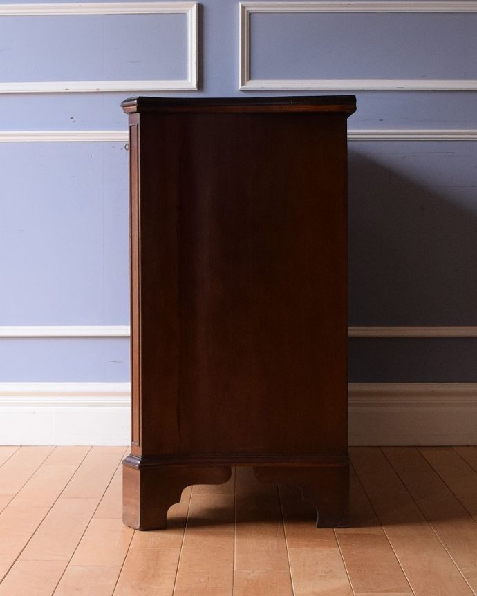 アンティークのチェスト　アンティーク家具　英国で出会った美しいアンティーク家具、チェストオブドロワーズ（4段）。横顔もキレイですどこから見られても絵になるスタイル。(q-1670-f)