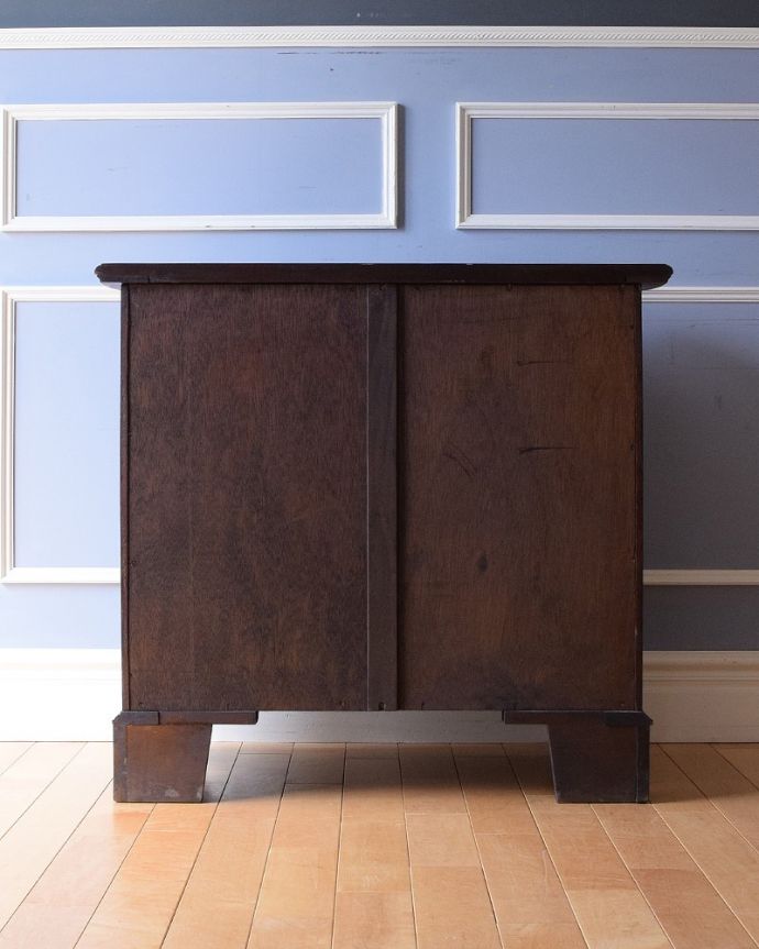 アンティークのチェスト　アンティーク家具　英国で出会った美しいアンティーク家具、チェストオブドロワーズ（4段）。後ろ姿も見て下さいアンティークは新品ではないので、もちろん経年変化によるキズはありますが、専門の職人が修復しました。(q-1670-f)