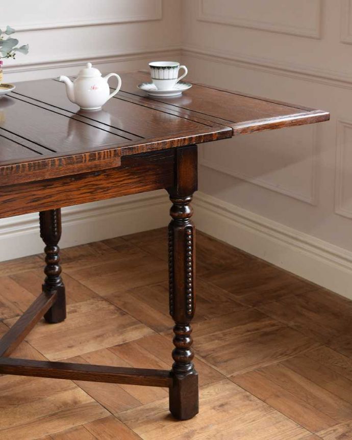 アンティークのテーブル　アンティーク家具　英国のアンティーク家具、脚の装飾がきれいなドローリーフテーブル（伸張式テーブル）。やっぱり目が行く重厚なデザインの脚重厚な彫りの美しい脚が一番の特長。(q-1671-f)