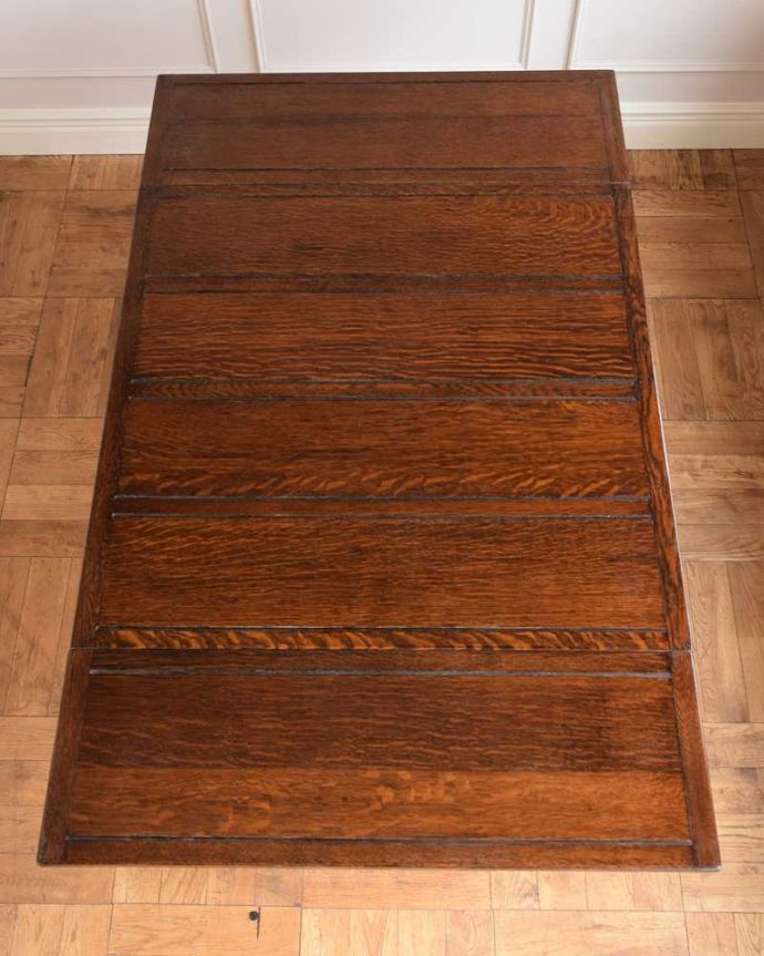 アンティークのテーブル　アンティーク家具　英国のアンティーク家具、脚の装飾がきれいなドローリーフテーブル（伸張式テーブル）。やっぱりテーブルは天板が重要全部開いた状態で天板を上から見てみるとこんな感じです。(q-1671-f)