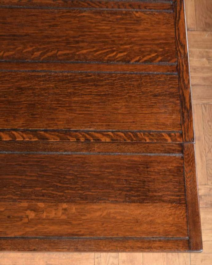 アンティークのテーブル　アンティーク家具　英国のアンティーク家具、脚の装飾がきれいなドローリーフテーブル（伸張式テーブル）。近づいて見てみると、天板はこんな感じです。(q-1671-f)