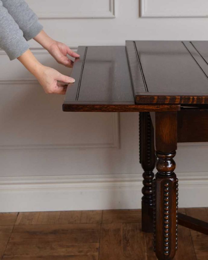 アンティークのテーブル　アンティーク家具　英国のアンティーク家具、脚の装飾がきれいなドローリーフテーブル（伸張式テーブル）。誰でもカンタン！引っ張るだけでOK。(q-1671-f)