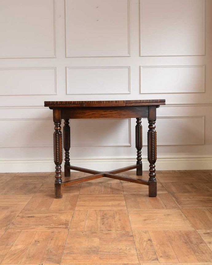 アンティークのテーブル　アンティーク家具　英国のアンティーク家具、脚の装飾がきれいなドローリーフテーブル（伸張式テーブル）。横から見るとこんな感じ真横から見てみるとこんな感じ。(q-1671-f)