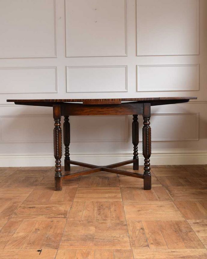 アンティークのテーブル　アンティーク家具　英国のアンティーク家具、脚の装飾がきれいなドローリーフテーブル（伸張式テーブル）。両方開くと大きなサイズ！家族が増えた時やみんなが集まった時、両方のリーフを開けば大きなサイズに。(q-1671-f)