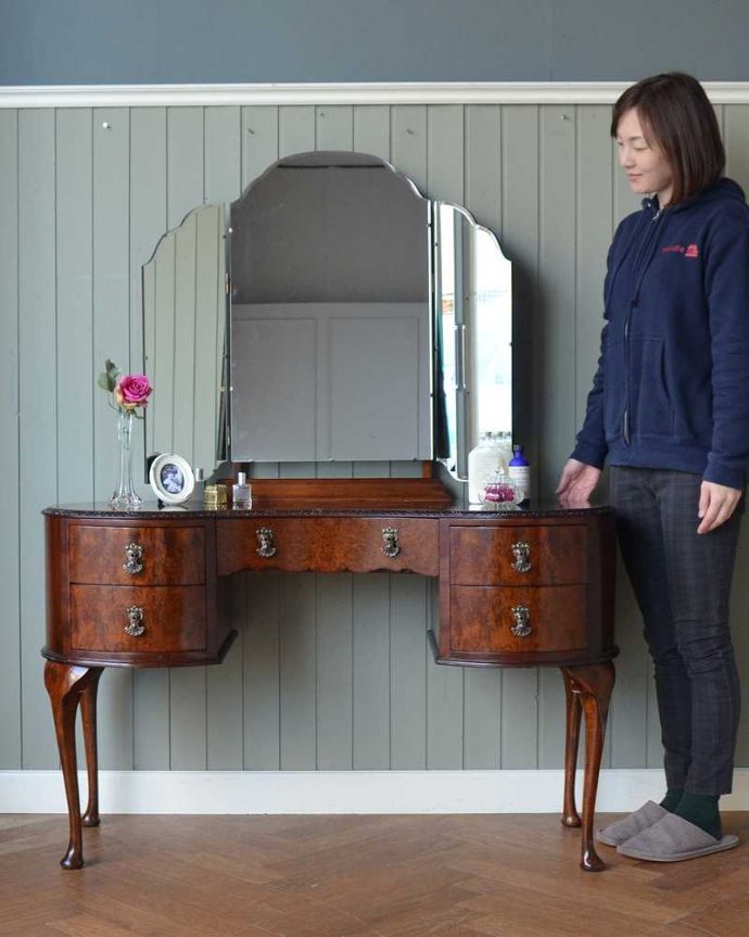アンティークのドレッサー アンティーク家具 三面鏡の大きなミラーでお部屋も広く明るく、イギリスのアンティークドレッシングテーブル(デスク) 。女性のため家具。(q-1672-f)