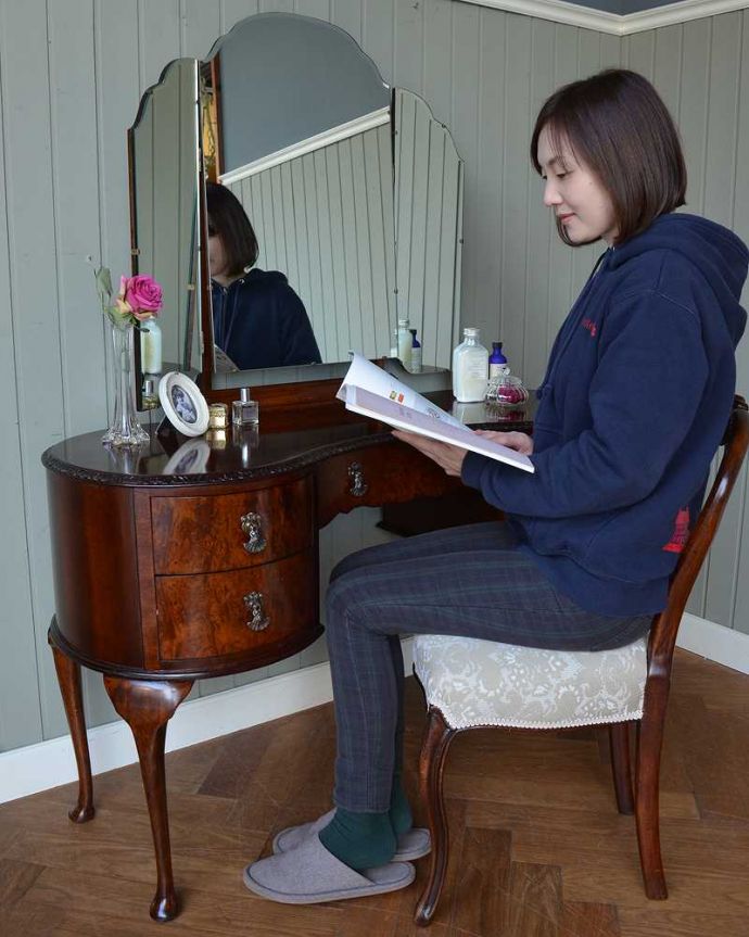 アンティークのドレッサー アンティーク家具 三面鏡の大きなミラーでお部屋も広く明るく、イギリスのアンティークドレッシングテーブル(デスク) 。デスクとしても使えちゃう便利な家具天板も広々しているので、椅子を置けばデスクとして使えちゃうんです。(q-1672-f)