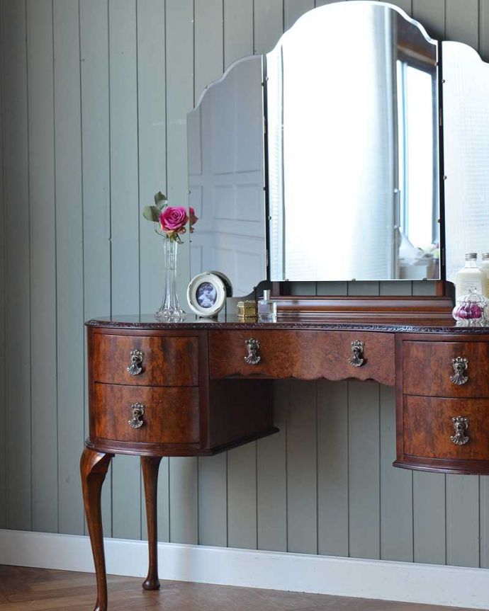 アンティークのドレッサー アンティーク家具 三面鏡の大きなミラーでお部屋も広く明るく、イギリスのアンティークドレッシングテーブル(デスク) 。英国アンティークが持つ重厚な佇まい木目の美しさが際立つ英国アンティーク。(q-1672-f)