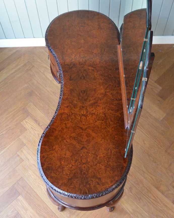 アンティークのドレッサー アンティーク家具 三面鏡の大きなミラーでお部屋も広く明るく、イギリスのアンティークドレッシングテーブル(デスク) 。デスクとしても使える広々とした天板。(q-1672-f)