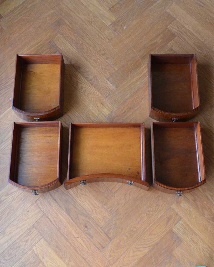 アンティークのドレッサー アンティーク家具 三面鏡の大きなミラーでお部屋も広く明るく、イギリスのアンティークドレッシングテーブル(デスク) 。引き出しの中もキレイに修復しました何も入れてもいいようにアンティーク家具専門の職人がキレイにお直ししました。(q-1672-f)