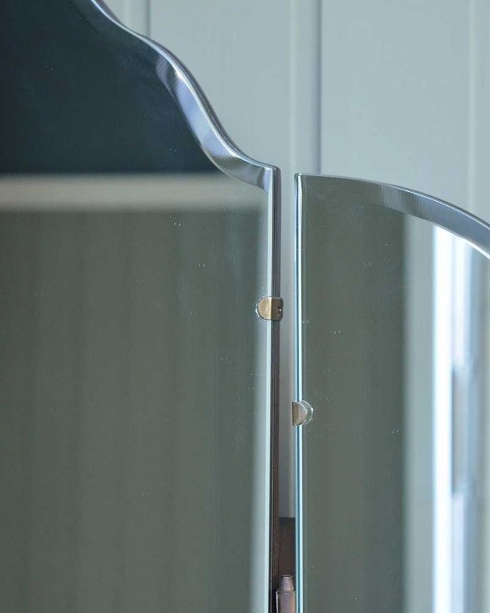 アンティークのドレッサー アンティーク家具 三面鏡の大きなミラーでお部屋も広く明るく、イギリスのアンティークドレッシングテーブル(デスク) 。新しいミラーでお届けしますこちらは新しいミラーに交換しました。(q-1672-f)